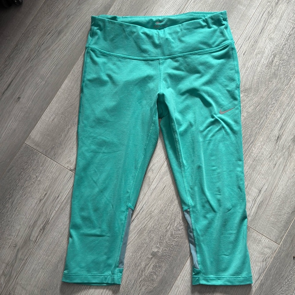 Nike drifit  7/8  athletic leggings size medium